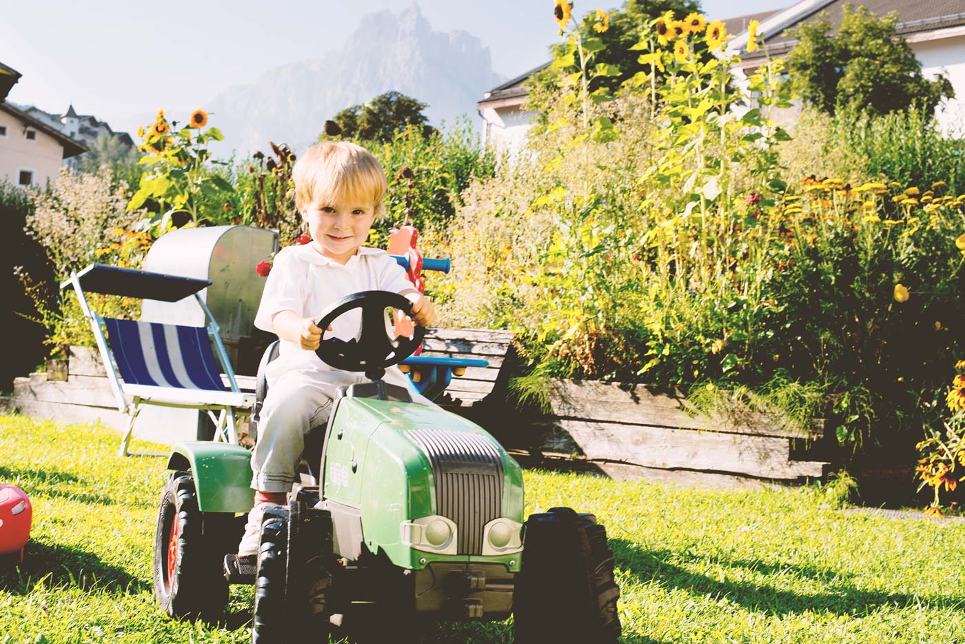 Traktor auf dem Spielplatz des Hotels Kastel Seiser Alm